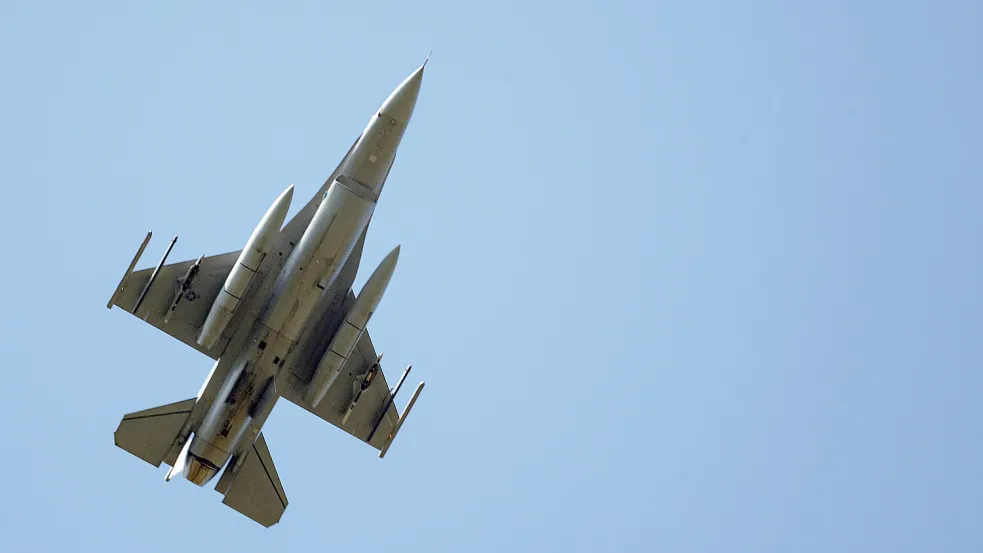 Ein Kampfjet geht steil: Dänemark und die Niederlande mustern F16-Maschinen aus und geben sie an die Ukraine weiter. Foto: dpa/Gregor Fischer