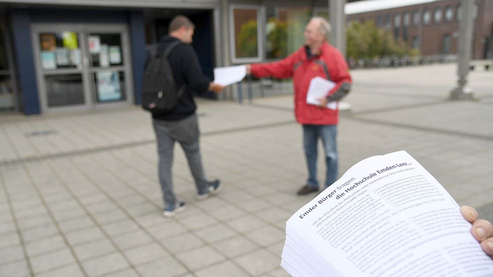 Ein paar Monate nach ihrer Flugblatt-Aktion gegen Professor Dr. Reiner Osbild an der Hochschule Emden haben ehemalige Lehrer und Hochschullehrer auch eine Strafanzeige gegen den selbsternannten „Regimegegner“ gestellt. Das daraus resultierende Ermittlungsverfahren wurde aber nun eingestellt. Archivfoto: Ellinger