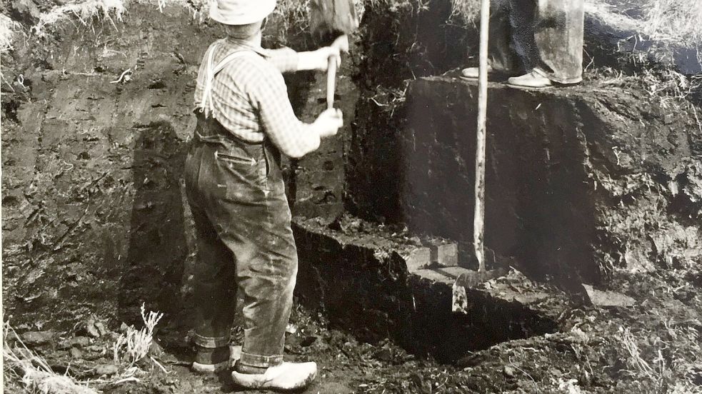 Torf wird gestochen. Foto: Archiv/Ostfriesische Landschaft