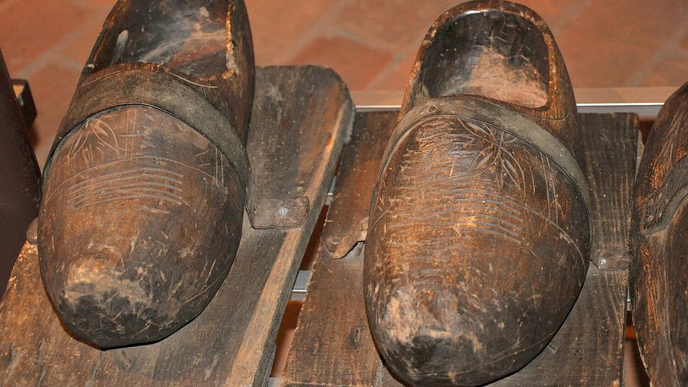 Holzschuhe wie dieses kunstvoll verzierten Stücke wurden beim Torfstechen getragen. Diese Exemplare können Besucher des Fehnmuseums „Eiland“ in Westgroßefehn bewundern. Foto: Ullrich