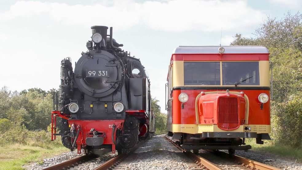 Die Lokomotive „Molli“ (links) war auch schon zu Besuch beim Triebwagen T1, dem „Schweineschnäuzchen“, auf Borkum. Foto: Steve Domschke