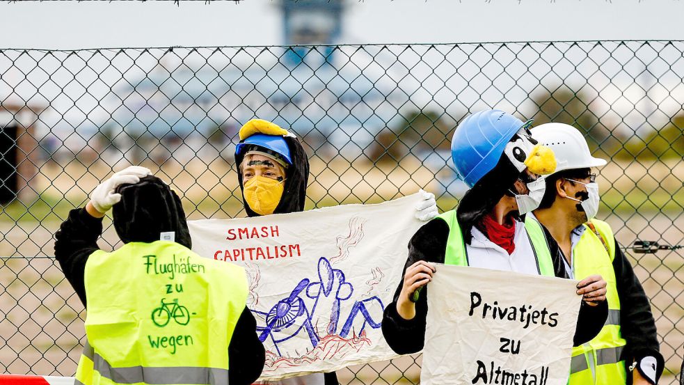 Aktivisten versuchen den Sylter Flughafen zu blockieren. Foto: Axel Heimken