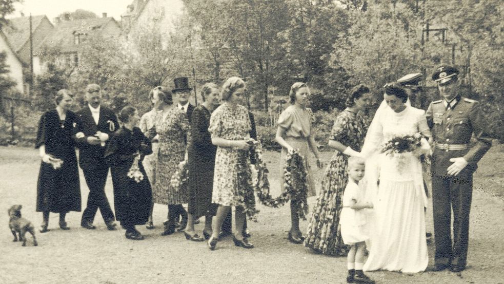 Durfte zur Hochzeit nach Hause: Wehrmachtssoldat mit Braut und Familie 1944. Foto: Imago Images