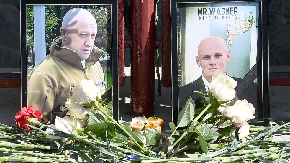 In Russland legten Menschen Blumen vor Bildern des Wagner-Chefs Jewgeni Prigoschin (l.) und des Wagner-Gründers Dmitri Utkin ab. Sie sollen in einem Flugzeug gesessen haben, das am Mittwoch abstürzte. Foto: AFP/Vladimir Nikolayev