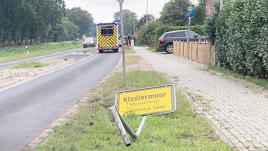 Es blieb bei Blechschäden: Ein Autofahrer ist auf der 3. Südwieke in Fahrtrichtung Norden nach rechts von der Fahrbahn abgekommen. Der Wagen überfuhr das Ortsschild und kam gut 50 Meter weiter zum Stehen. Foto: Kruse