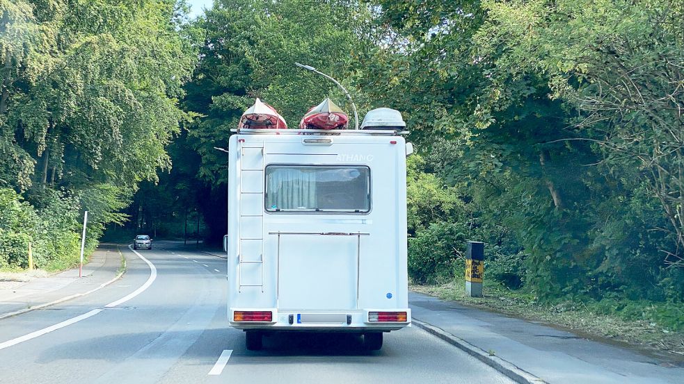 Ein Wohnmobil war für einen betrunkenen Fußballfan nicht genug abgesichert. Er fiel während der Fahrt heraus. Foto: imago images/snowfieldphotography