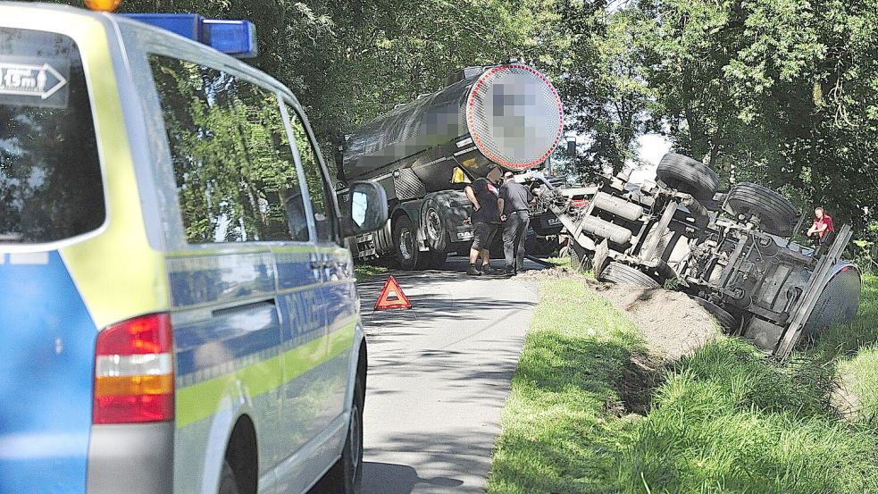 Der Anhänger war in den Graben gerutscht. Foto: Wolters