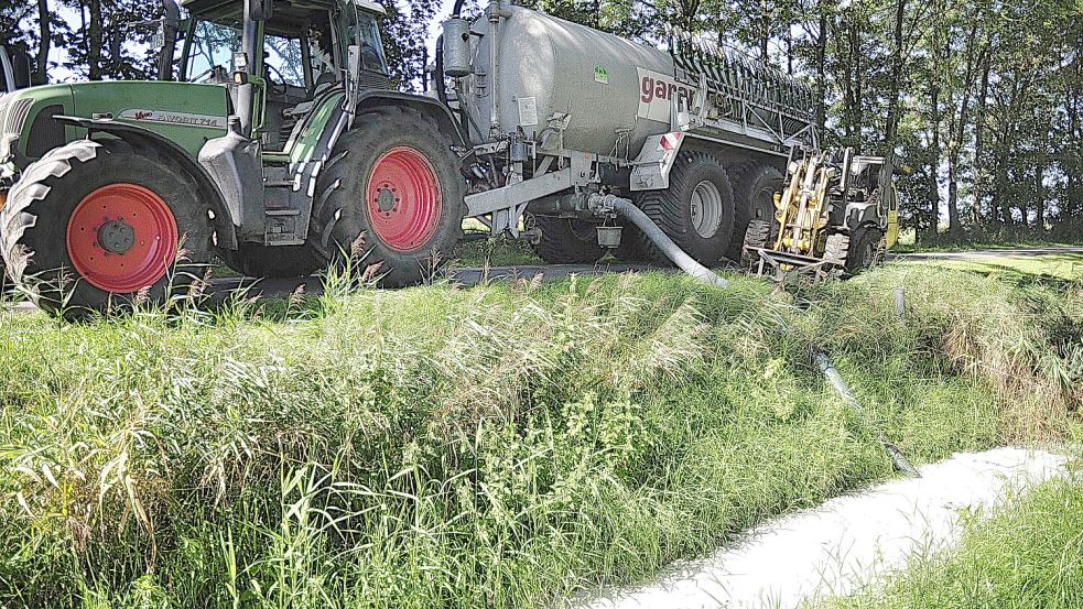 Die Milch muss aus dem Graben gepumpt werden. Foto: Wolters