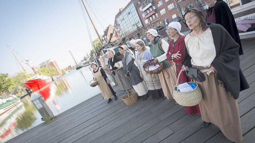 Bei gutem Wetter wird das Theaterstück „Die Frauen von Schreyers Hoek“ an der Delfttreppe aufgeführt. Das Bild ist bei einer Probe entstanden. Foto: J. Doden/Archiv