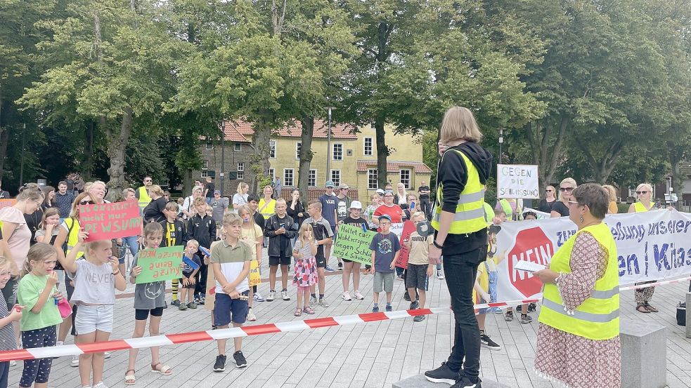 Vor allem Elternvertreter aus Greetsiel und Loquard wollen bislang gegen den Ratsbeschluss vorgehen. Jüngst demonstrierten sie deswegen vor dem Rathaus in Pewsum. Die Grundschulen in beiden Orten sollen geschlossen und in Kitas umgewandelt werden. Foto: Weiden/Archiv