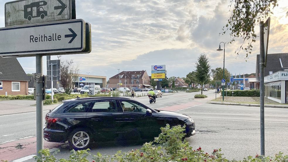 Die Kreuzung mitten in Remels wird von tausenden Fahrzeugen täglich überquert. Dabei kommt es häufig zu brenzligen Situationen. Foto: Mimkes