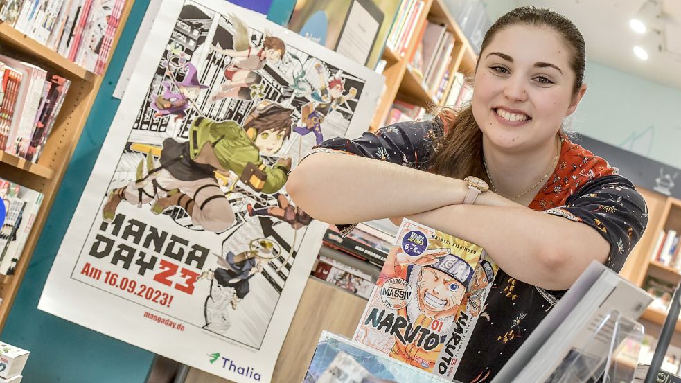 Fans des beliebten Mangas "Naruto" können beim Manga Day am 16. September auf ihre Kosten kommen. Hier präsentiert Antonia Rühm den ersten Band. Foto: Ortgies