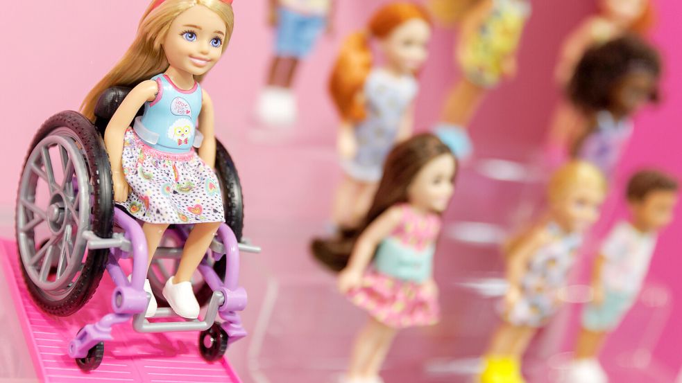 Die Marke Barbie hat eine enorme Entwicklung gemacht: Gab es einst nur Barbies, die den gängigen Schönheitsidealen entsprachen, gibt es Barbie nun in vielfältiger Form, etwa im Rollstuhl. Foto: dpa