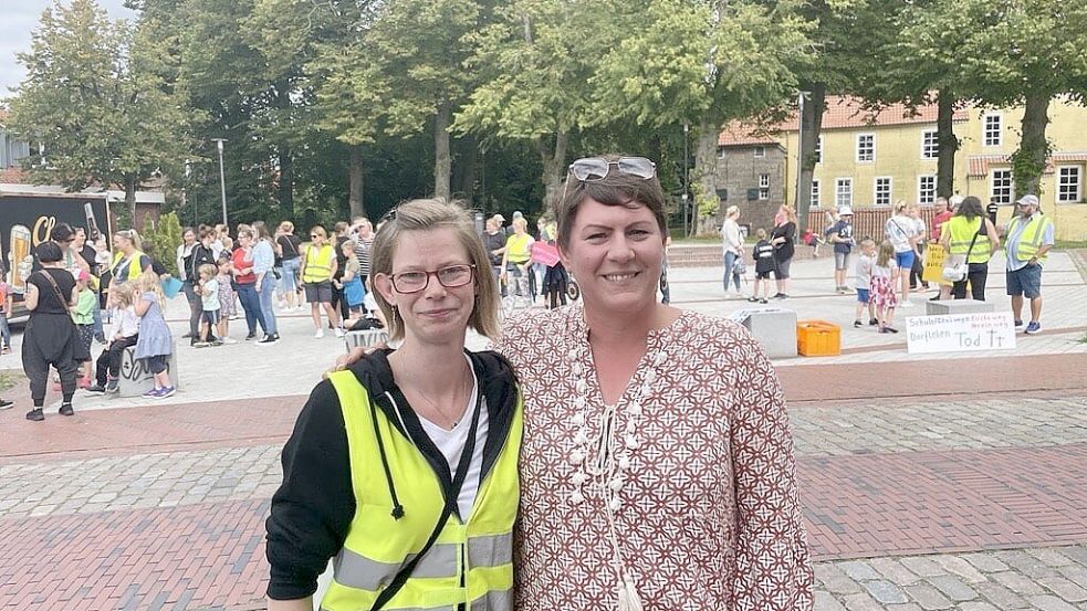 Stefanie Doolmann (links) und Melanie Remijn engagieren sich für den Erhalt „ihrer“ Grundschulen. Foto: Weiden