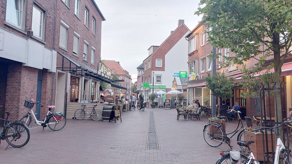 Zu einem Polizeieinsatz, bei dem Warnschüsse abgegeben wurden, kam es am Sonntag in Emden. Die Polizei stellte einen Mann, der ein Messer in der Hand hatte, zunächst Höhe „La Vie“, ungefähr dort, wo Fass und Fahrrad links im Bild zu sehen sind. Foto: Hanssen