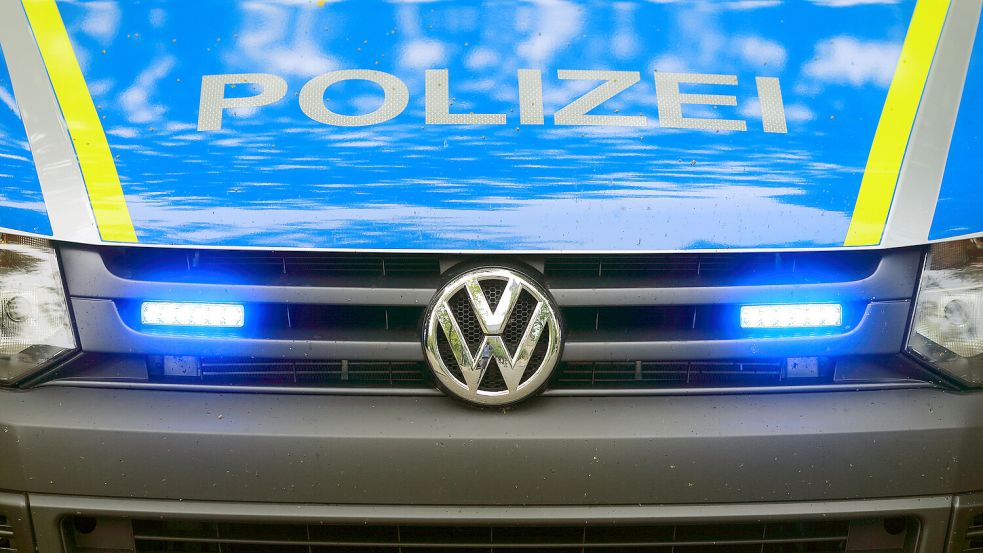 Mit zwei Streifenwagen war die Polizei am Sonntag in der Emder Innenstadt im Einsatz. Bei dem versuch, einen 29-Jährigen zu überwältigen, wurden Schüsse abgegeben. Symbolfoto: DPA/Archiv