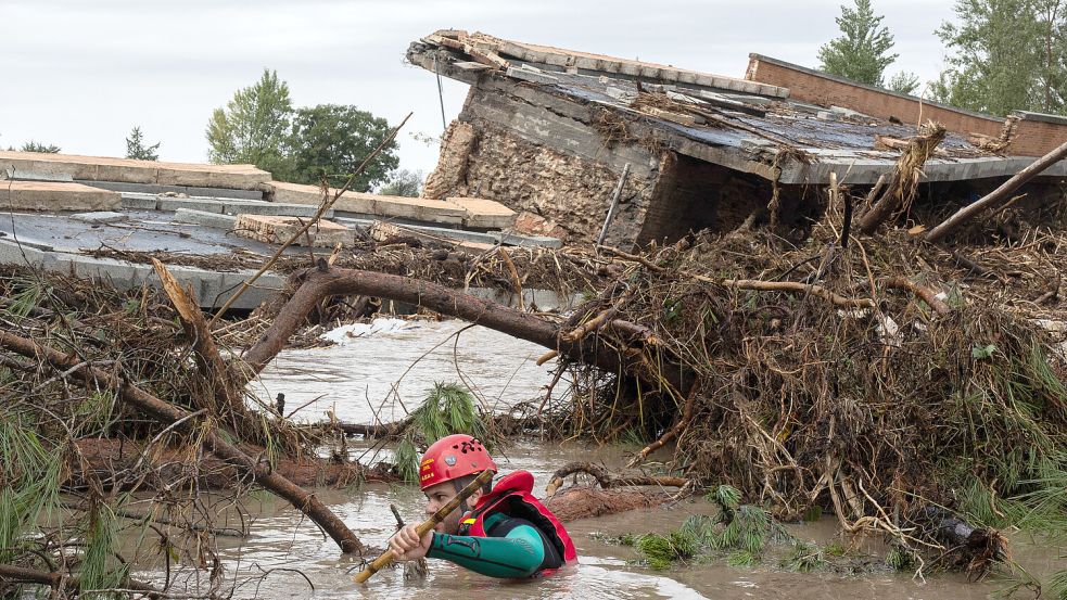 Unwetter in Spanien: Ein Beamter der Guardia Civil sucht nach Vermissten. Foto: dpa/EUROPA PRESS/Alejandro Martínez Vélez