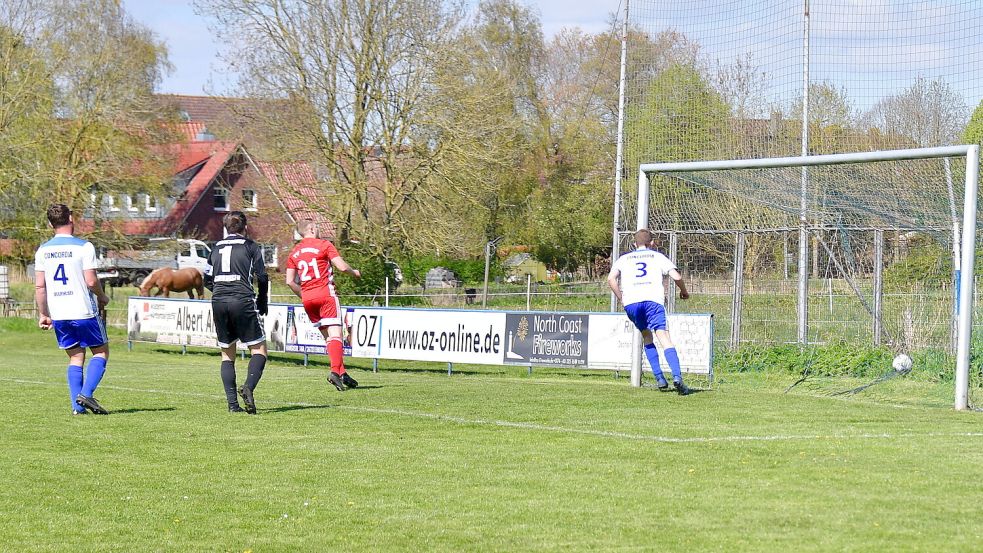 Idylle rund um den Sportplatz, wenig Concorden-Freude auf dem Spielfeld: Zu oft liegen die Bälle im Suurhuser Netz. Dieses Bild stammt vom 0:7 im Frühjahr gegen TV Bunde. Jürgen Lingener (links) und Torhüter Lukas Christians gehören immer noch zur leidgeprüften Concorden-Elf. Foto: Wagenaar