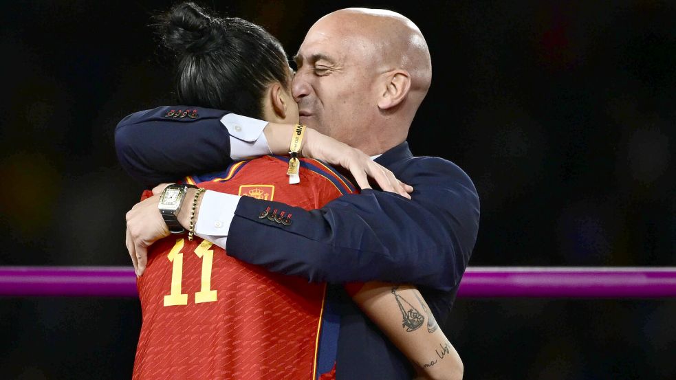 Luis Rubiales küsst nach dem WM-Sieg der Spanierinnen Jennifer Hermoso auf den Mund und sorgt damit für einen Skandal. Foto: imago images/Sports Press Photo