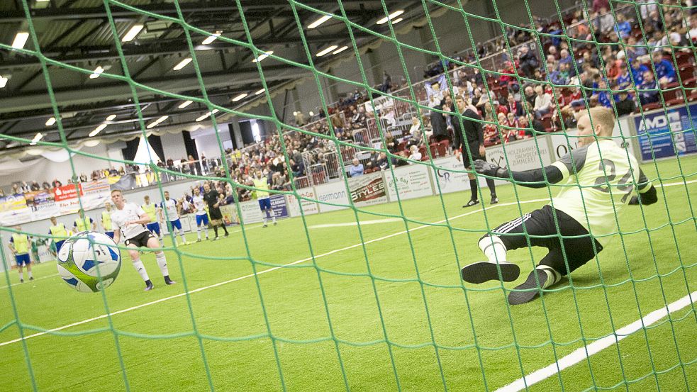 Zur Weihnachtszeit verwandelt sich die Auricher Sparkassen-Arena immer zur Fußball-Arena. Foto: Doden/Emden