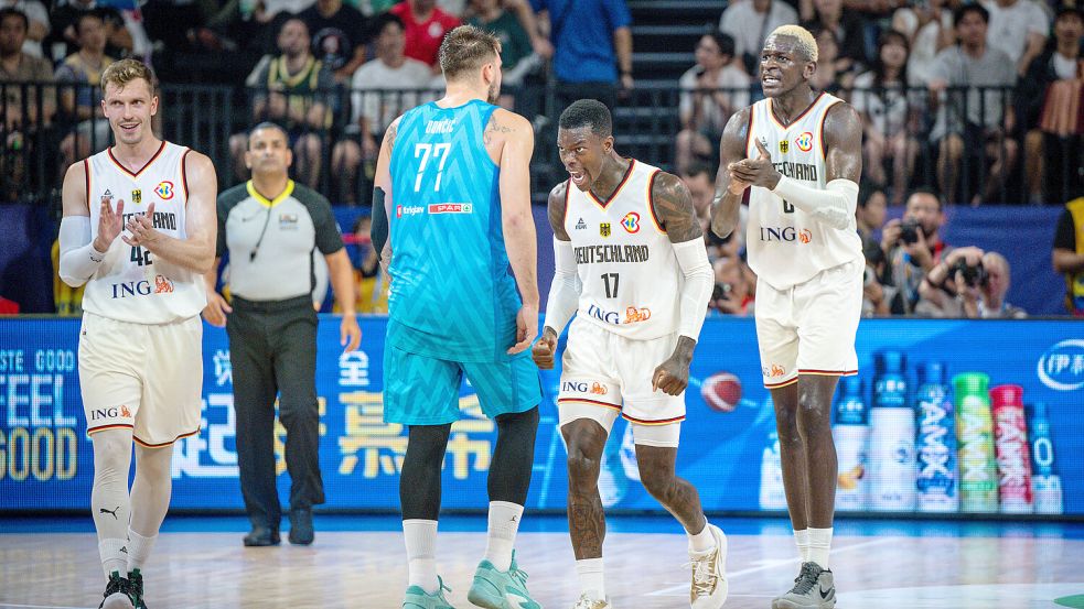 Trumpft bei der WM bisher mächtig auf: die deutsche Nationalmannschaft um (weiße Trikots, von links) Andreas Obst, Dennis Schröder und Isaac Bonga. Foto: imago images/camera4+