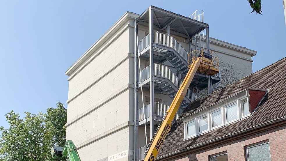 Die Treppenbauer haben ihre Arbeit erledigt. Das Bunkermuseum hat jetzt einen Notausstieg. Foto: Klose