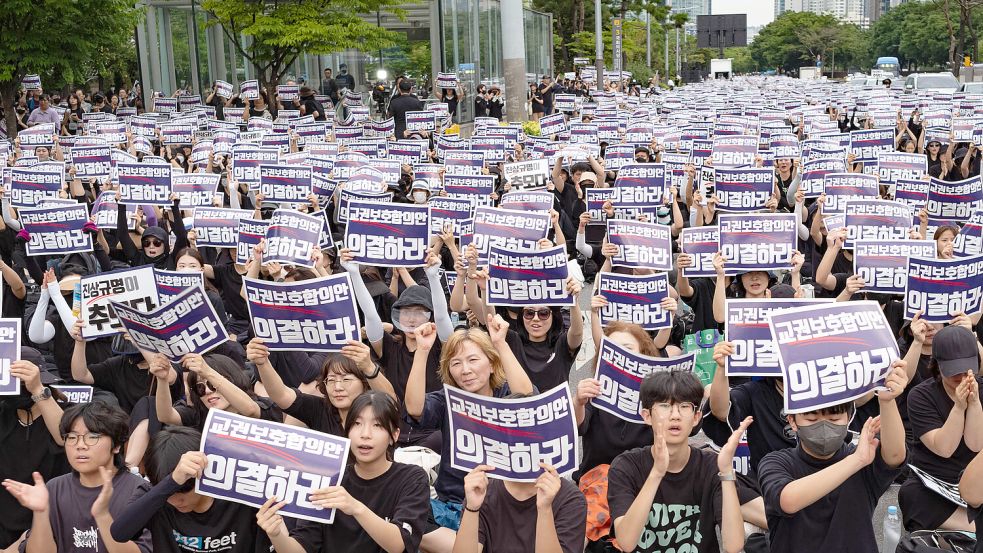 Die Lehrer in Südkorea gingen auf die Straße, um gegen den Leistungsdruck und die Verantwortung, die auf ihren Schultern lastet, zu protestieren. Foto: imago images/NurPhoto