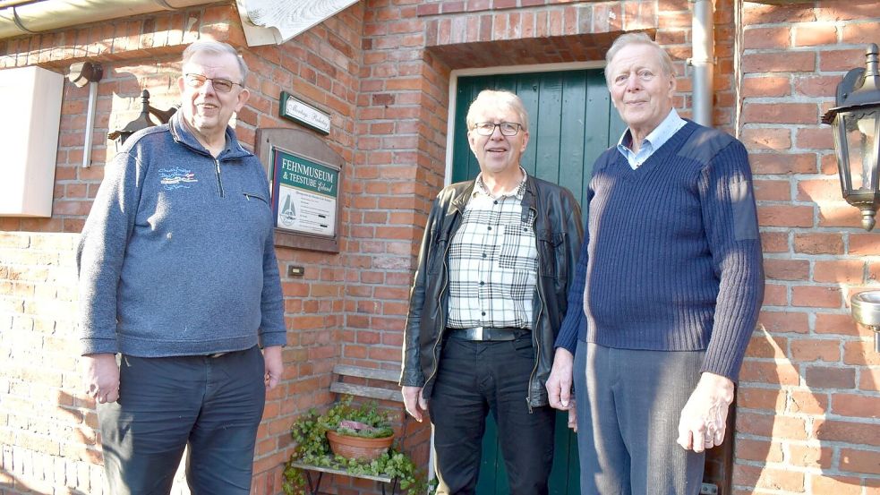 Diedrich Meyer (von links), Hinrich Tjaden und Heyo Onken haben sich intensiv mit der Fehntjer Geschichte befasst. Foto: Hochmann