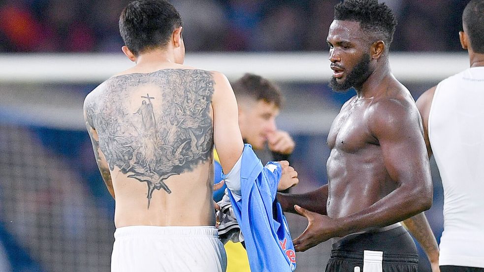 Min-Jae Kim - hier noch im Trikot des of SSC Neapel - mit einem großen Tatoo auf dem Rücken. Foto: imago-images/sportphoto24