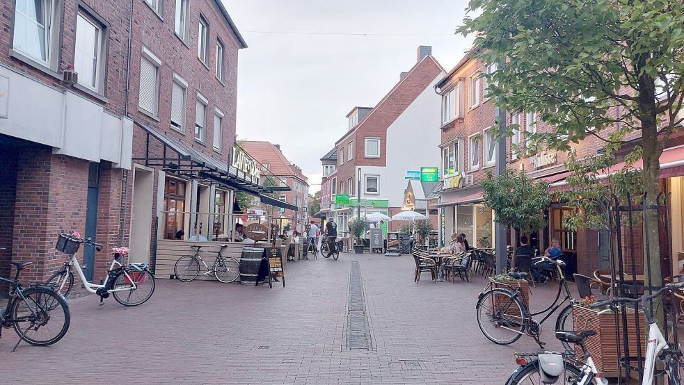 Der Zwischenfall ereignete sich in der Fußgängerzone Zwischen Beiden Märkten in der Emder Innenstadt. Sie wird von Bars, Restaurants und Cafés gesäumt und war am Sonntag sehr belebt. Foto: Hanssen/Archiv