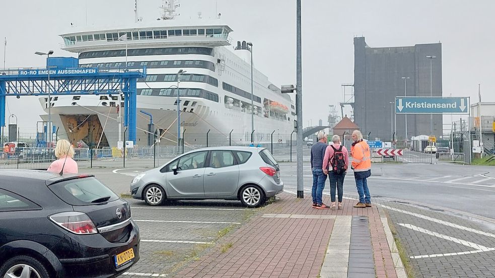 Die Norwegen-Fähre „MS Romantika“ liegt im Emder Hafen. Die Reederei HNL hat nun offiziell Insolvenz angemeldet. Foto: Archiv