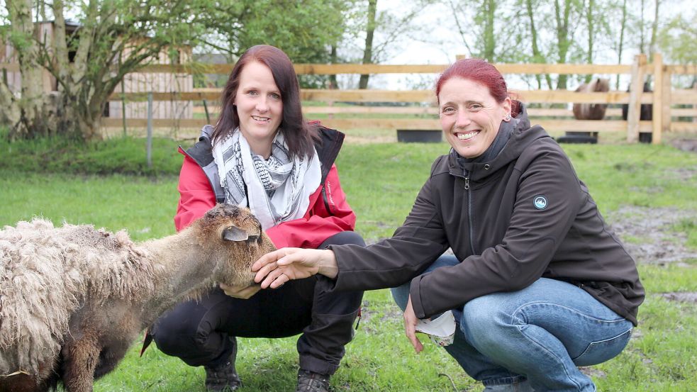 Stefanie (links) und Angela Heimann im Mai 2021 auf dem Tierschutzhof. Die beiden Mieterinnen sind wieder in ihre Heimat zurückgezogen. Foto: Oltmanns/Archiv