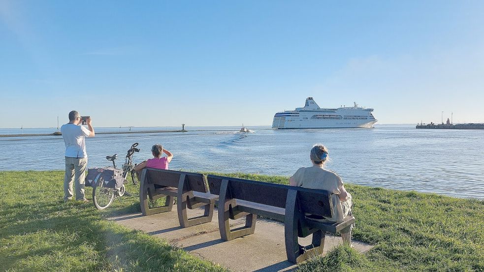 Am Mittwoch – genau eine Woche nach Bekanntgabe der HNL-Pleite – legte die MS „Romantika“ in Emden Richtung Talinn in Estland ab. Foto: Hanssen