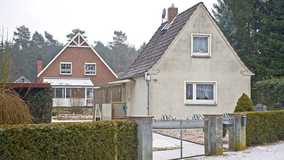 Der Sanierungsaufwand bei älteren Häusern kann teuer werden. Foto: Jens Schierenbeck/dpa-tmn