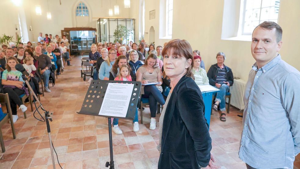 Die ehemalige Schulleiterin der Grundschule Jennelt, Jutta Lerche-Schaudinn (vorne, von links), und Johannes Booken setzen sich zusammen mit der BI Jennelt jetzt für die Umsetzung des Ratsbeschlusses ein. Foto: Hock/Archiv