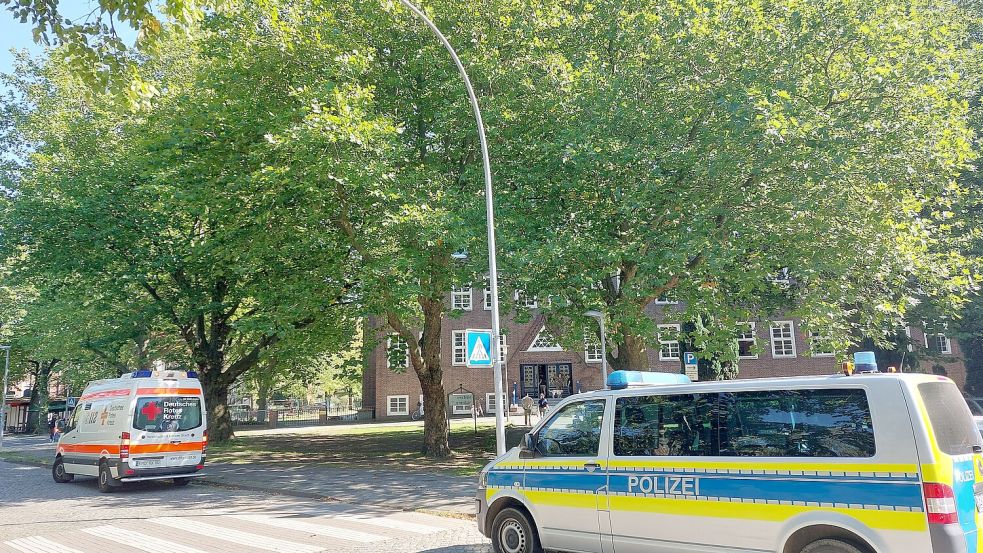 Vor der Herrentor-Schule kamen schnell viele Einsatzfahrzeuge zusammen. Foto: Hanssen