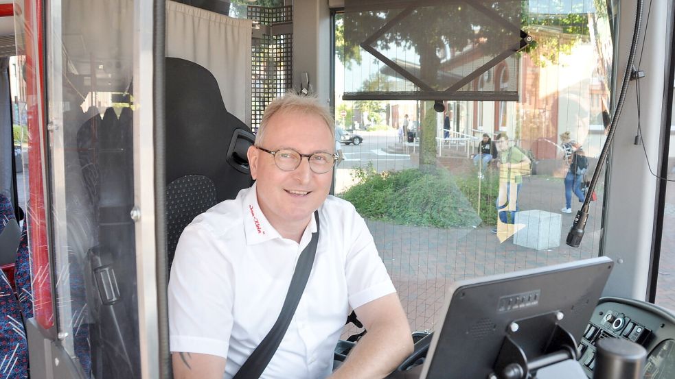 Günter Zerres fährt Bus zwischen Aurich und Leer. Foto: Wolters