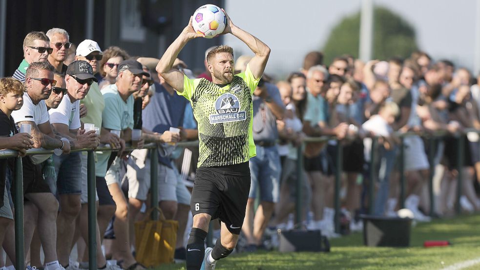 Mehr als 350 Zuschauer kamen zum Derby nach Pewsum. Foto: Doden, Emden