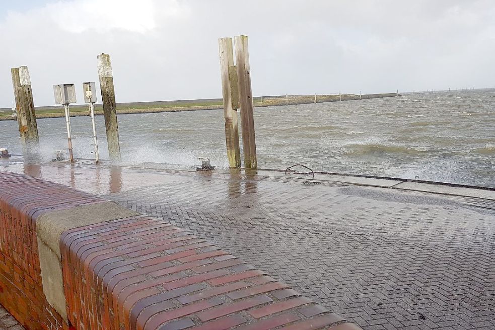 Das Hochwasser an der ostfriesischen Nordseeküste – auf dem Bild ist Norddeich zu sehen – lag am Sonntagmorgen rund zwei Meter über dem Normalwert. Bild: Wagenaar