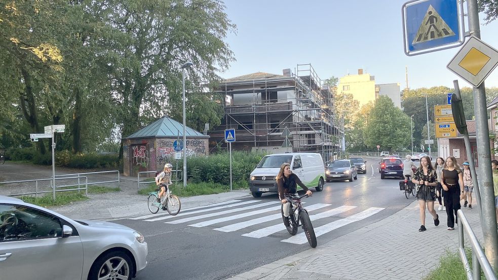 Viel los am Nadelöhr: Nach der Sanierung soll ein Doppel-Zebrastreifen mit Radspur die Verkehrssicherheit zwischen den Wall-Aufgängen verbessern. Foto: Schuurman