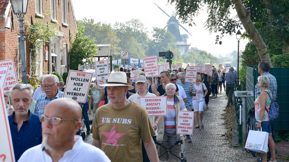 Rund 300 Menschen nehmen an einer Kundgebung in Greetsiel gegen die Pläne eines Investors, aus einem Seniorenheim Ferienwohnungen zu machen, teil. Fotos: Wagenaar