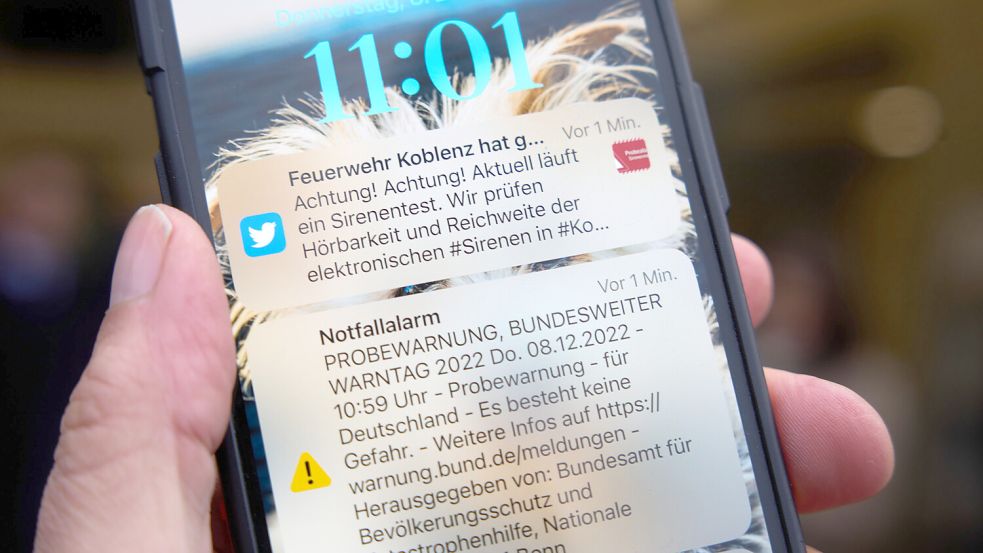 Eine Cell-Broadcast-Botschaft ist im vergangenen Dezember am allgemeinen Warntag kurz nach 11.00 Uhr auf dem Display eines Smartphones zu sehen. Foto: Frey/DPA/Archiv