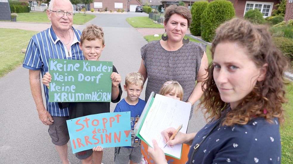 Melanie Remijn (2. von rechts) hat das Bürgerbegehren mit angestoßen. Unterstützt wird sie bei der Unterschriftensammlung auch von Harald Kaiser (von links), Marlon, Thilo und Lea sowie von Sarah Poppinga aus Loquard. Foto: Hock