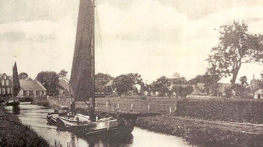 Ein gewohntes Bild auf dem Großefehnkanal waren über viele Jahre Binnenschiffe wie dieses mit Segel. Foto: Archiv/Trauernicht