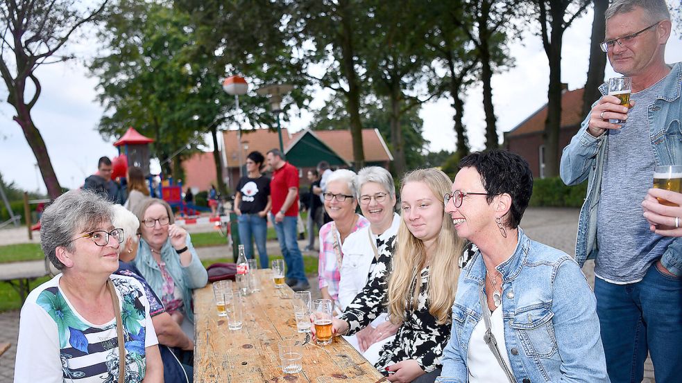 Gut war die Stimmung beim Dorffest in Firrel. Foto: Stromann