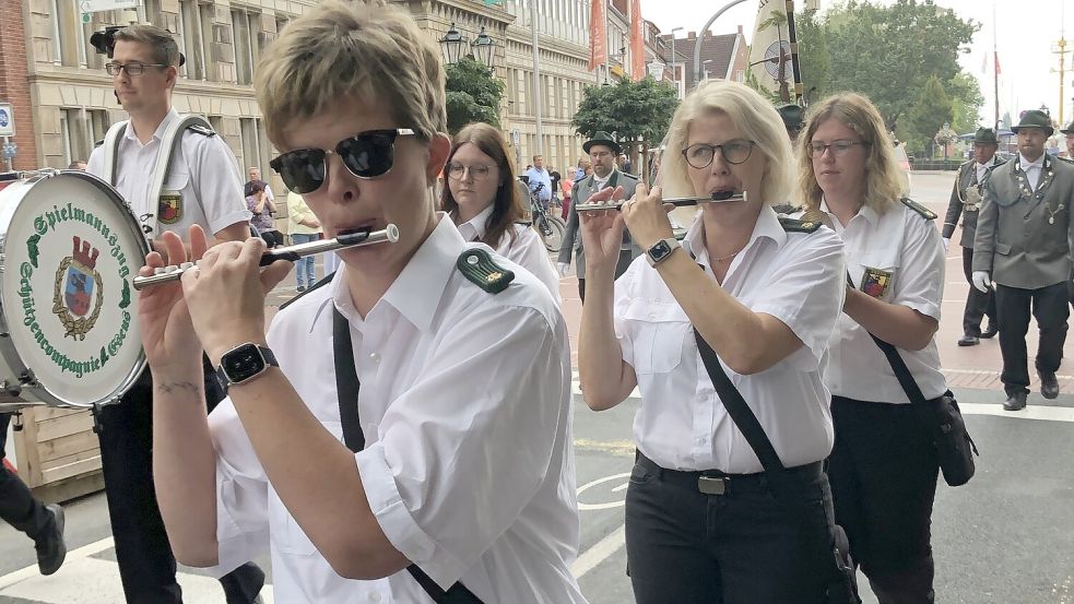 Mit klingendem Spiel, Pauken und Trompeten zogen die Schützen, mehrere Spielmannszüge und Musikkapellen vom Rathaus zum Schützenplatz. Foto: H. Müller