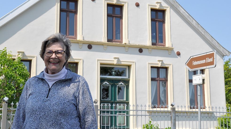 Kerstin Buss vor dem Fehnmuseum "Eiland" in Westgroßefehn. Dort informieren die Leiterin und andere Ehrenamtliche Besucher über die Geschichte der Gemeinde. Foto: Ullrich