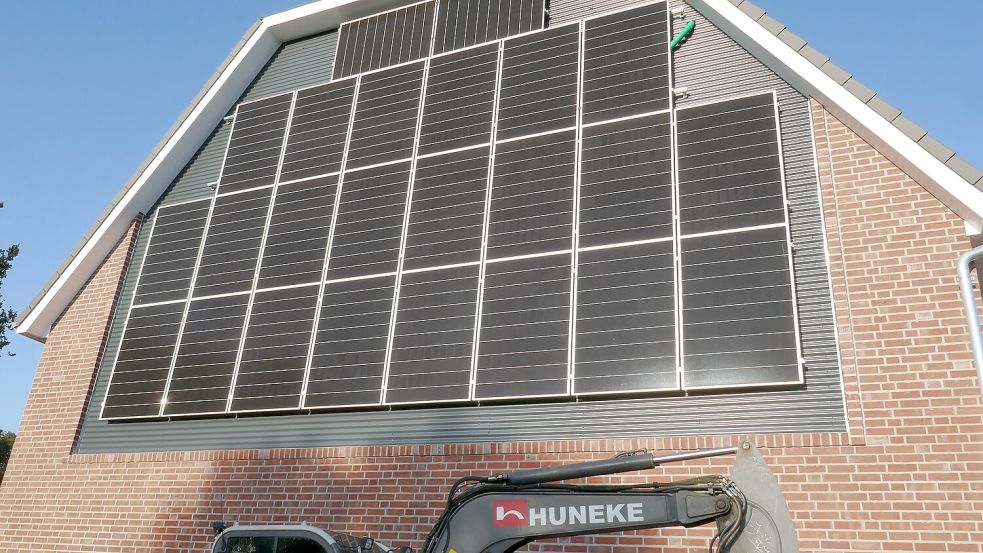 Am Giebel auf der Westseite sind 24 Photovoltaikplatten montiert. Foto: Radtke