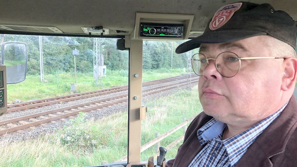 Landwirt Heinrich Telkamp fährt fast täglich mit seinem Trecker über den Bahnübergang Lütjewolde, der nur einen Steinwurf entfernt von seinen landwirtschaftlichen Flächen liegt. Doch der Übergang wird dauerhaft geschlossen. Foto: Ammermann