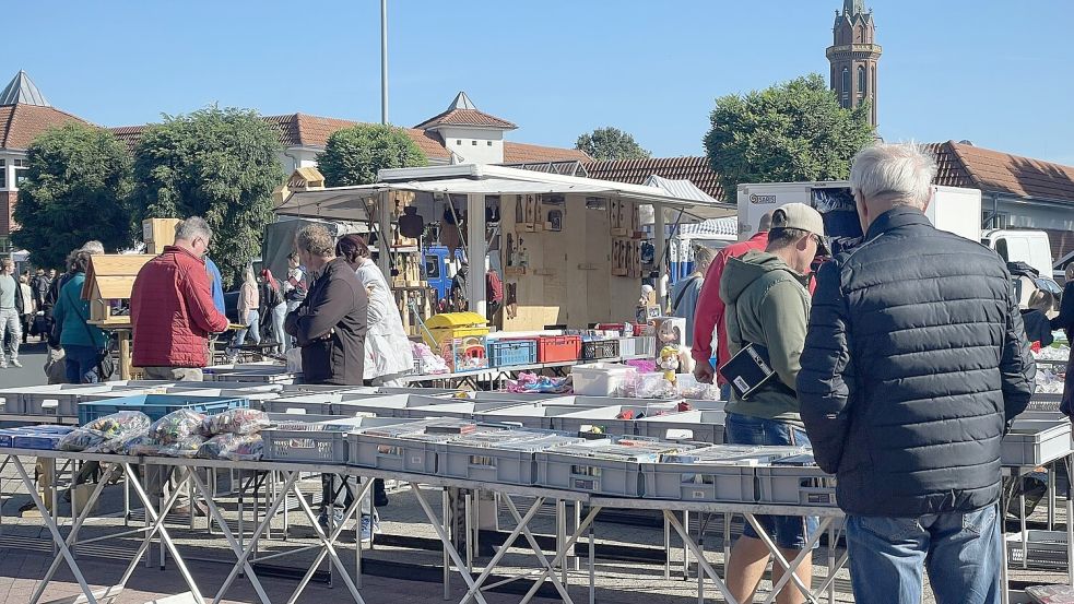 Auf dem Flohmarkt kann gestöbert werden. Foto: Hellmers